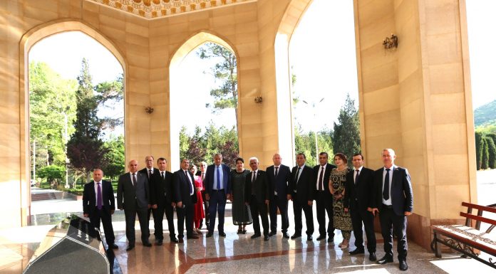 АРҶГУЗОРӢ БА УСТОД АЙНӢ: ГУЛЧАНБАРГУЗОРӢ ДАР НАЗДИ ПАЙКАРАИ МУТАФАККИР